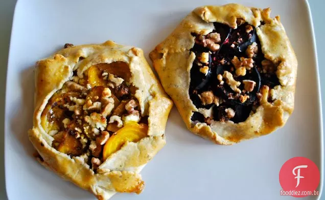 Crostata de beterraba com uma crosta de pimenta-parmesão