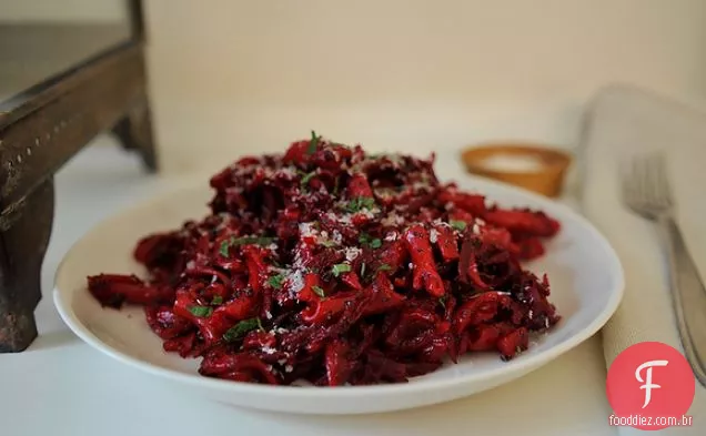 Fusilli De Beterraba Vermelha Com Balsâmico, Sementes De Papoula E Hortelã