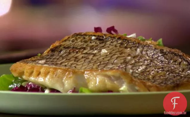 Robalo preto com verduras amargas, toranja e salada Feta