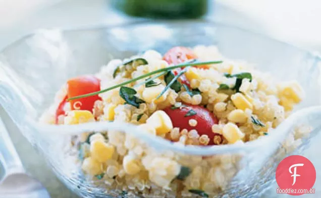 Salada de Quinoa, milho e tomate com óleo infundido em Cebolinha