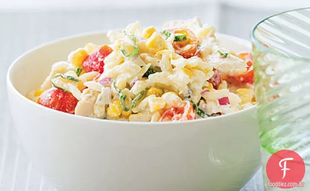 Salada de macarrão com frango, milho e tomate