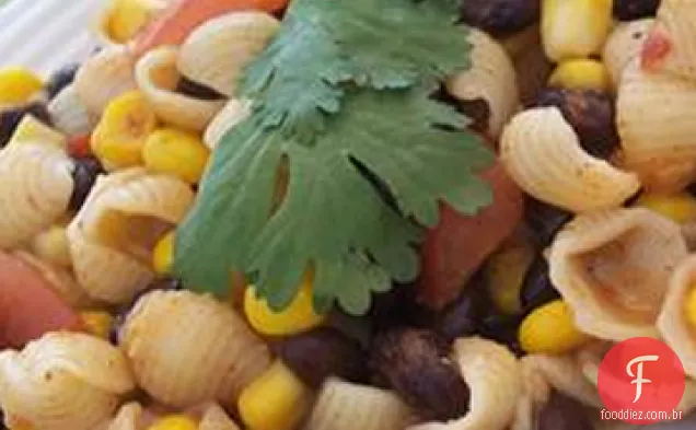 Salada de macarrão e feijão do Sul