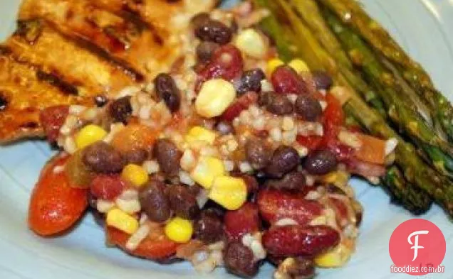 Salada mexicana de arroz com feijão e milho