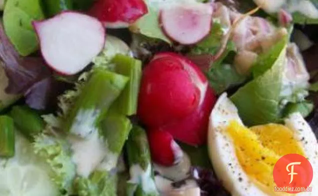Salada De Primavera Com Molho De Creme De Leite Coalhado