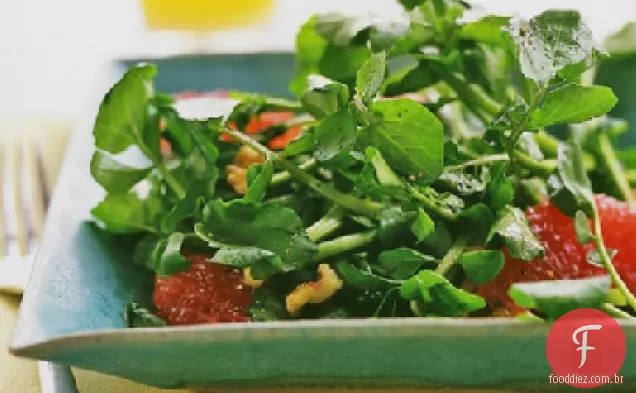 Agrião, toranja rosa e salada de nozes