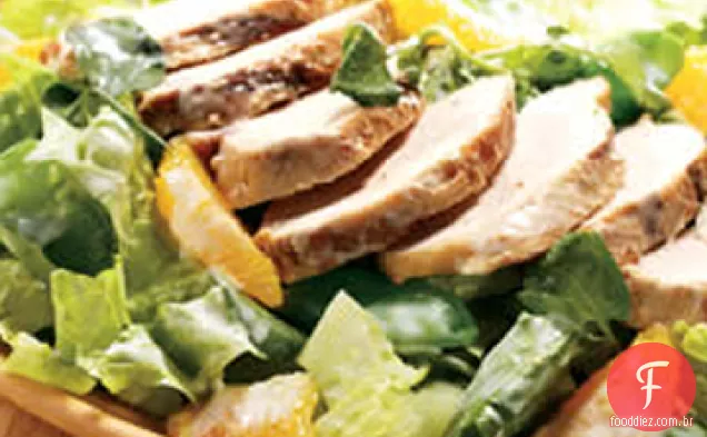 Salada de frango com gengibre quente com verduras crocantes