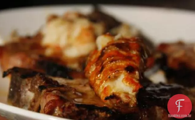 Grillade de costeletas de vitela e cauda de lagosta do Caribe