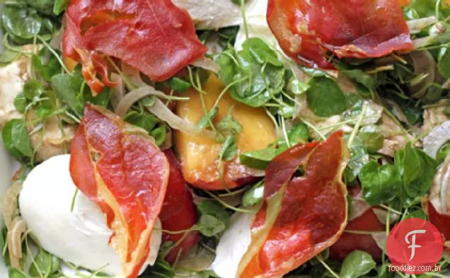 Salada de pêssego, mussarela e Prosciutto crocante de Tyler Florence