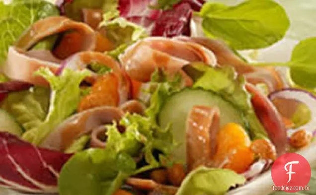 Salada de presunto com molho de amendoim quente