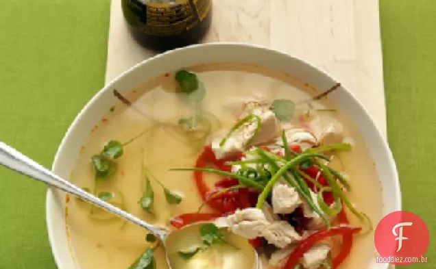 Sopa asiática de frango e pimenta