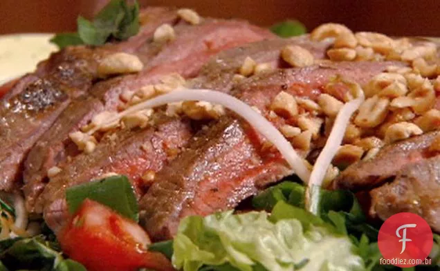Salada de bife com vinagrete de amendoim e limão