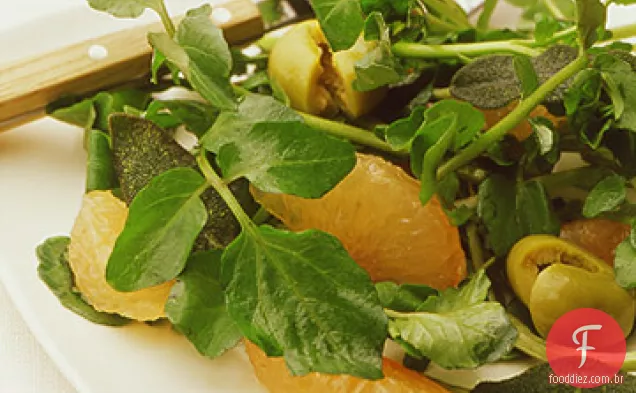 Salada de agrião com Toranja, azeitonas e sálvia frita