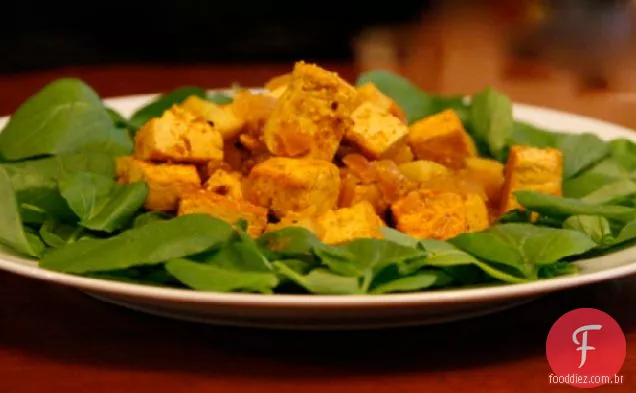 Tofu com curry sobre agrião