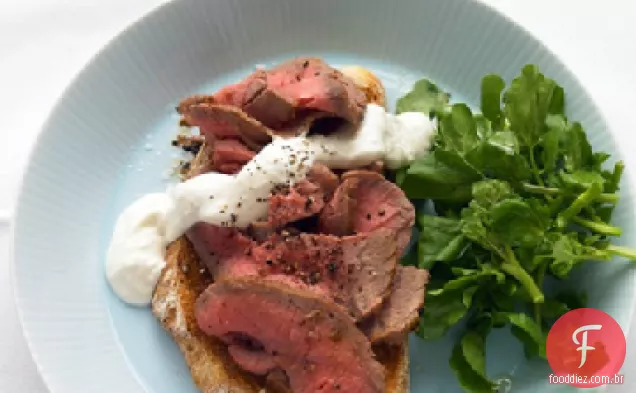 Sanduíche De Carne Assada De Rosto Aberto