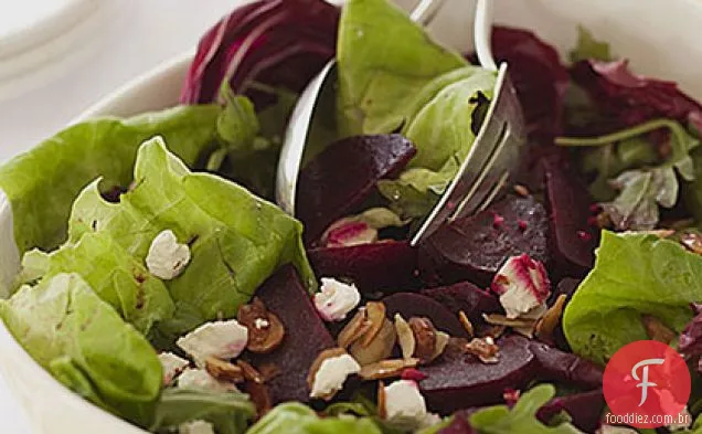 Salada verde com beterraba assada, queijo de cabra e amêndoas
