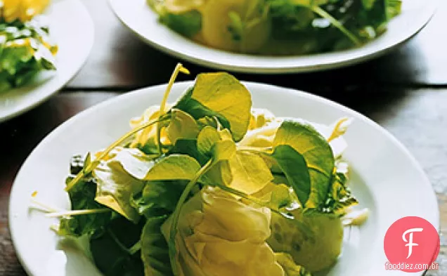 Salada verde com molho de mostarda