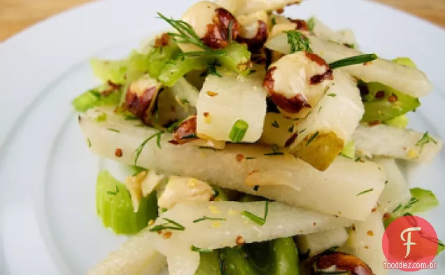 Salada de Pêra e avelã