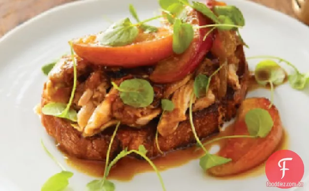 Sanduíche de Porchetta de cara aberta com maçãs caramelizadas