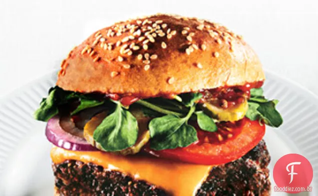 Cheeseburgers de carne tripla com Ketchup temperado e picles de vinagre vermelho