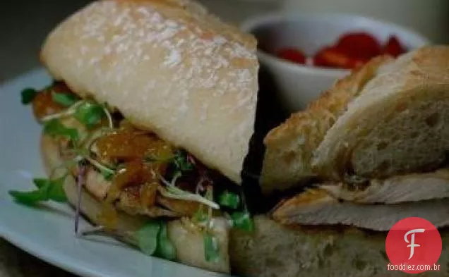 Sanduíches de peito de frango com cebola caramelizada, agrião e colorau Aïoli