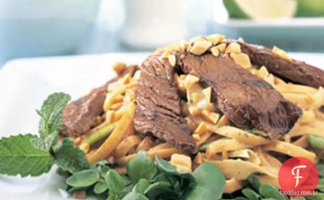 Salada de carne de soja e Gengibre Com Molho De Amendoim