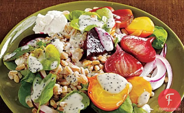 Farro salada com beterraba assada, agrião e molho de sementes de papoula