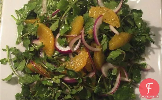 Salada de agrião, laranja e cebola roxa