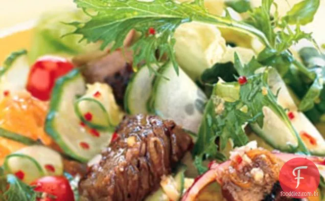 Salada de bife de verão com molho de gengibre e limão