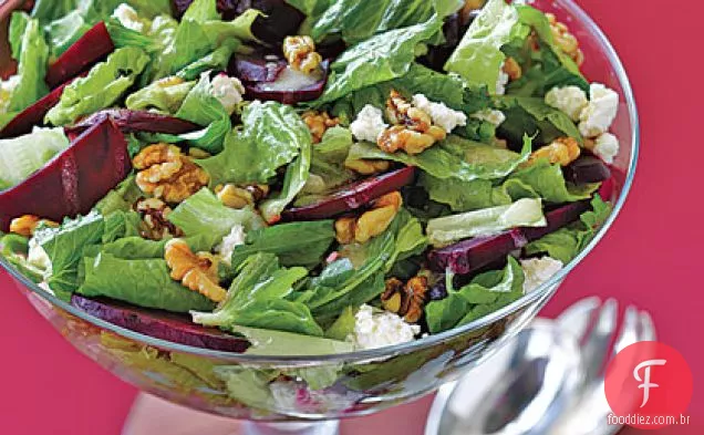 Salada assada da beterraba, da noz e do Romaine