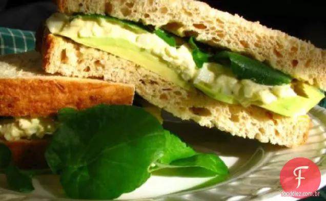 Sanduíche de salada de ovo com abacate e agrião