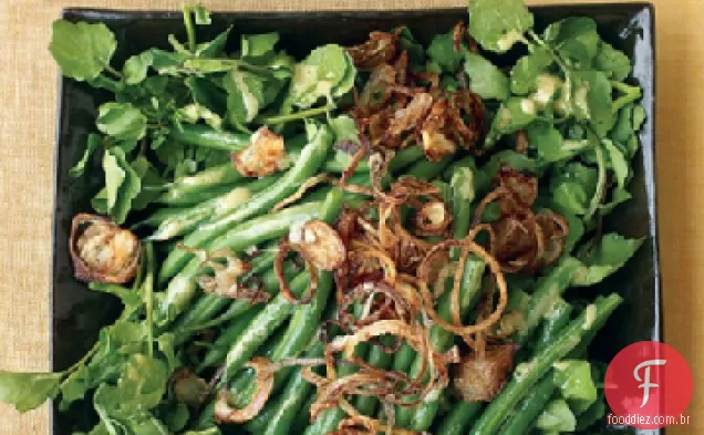 Feijão verde, agrião e salada de chalota crocante