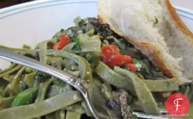 Espargos e primavera verdes Carbonara