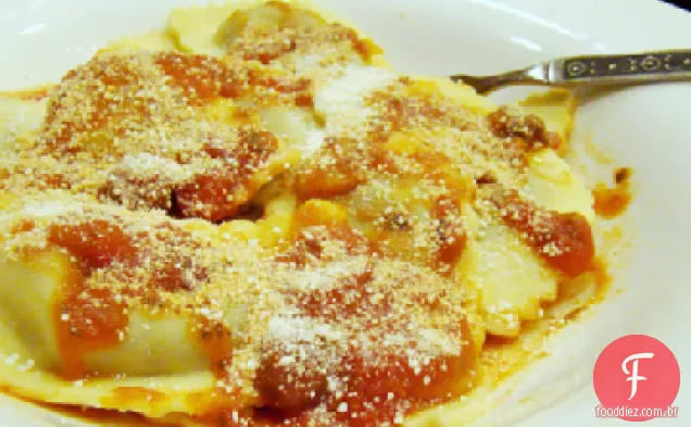 Ravioli com tomate, feijão branco e escarola