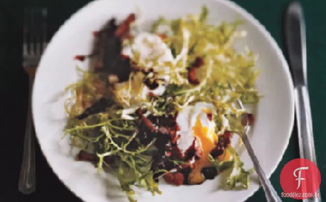 Frisée quente-Lardon Salade com ovos escalfados em molho de Vinho Tinto