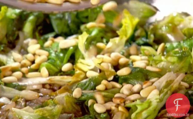 Escarole com pinhões
