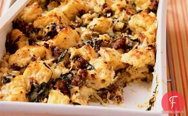 Pudim de pão saboroso com salsicha e Escarole
