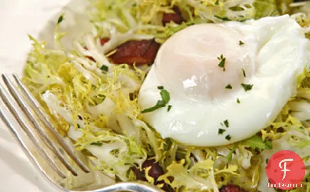 Salada Frisee com Lardons e ovos escalfados