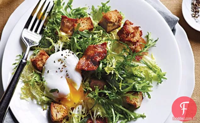 Salada de Frisée francesa com Bacon e ovos escalfados