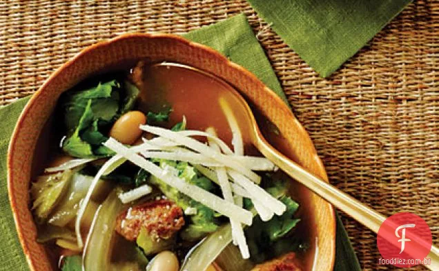 Sopa de escarola, feijão e salsicha com queijo parmesão