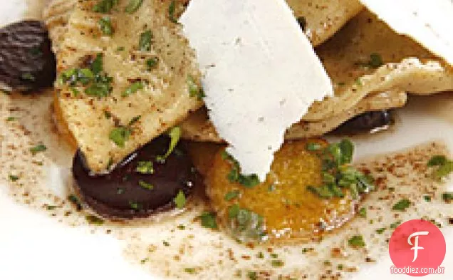 Beet Green Pierogi Com Beterraba Mista De Verão, Molho De Manteiga Marrom