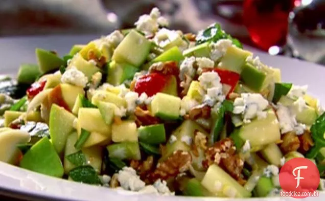 Salada de maçã picada com nozes torradas, queijo azul e vinagrete de romã