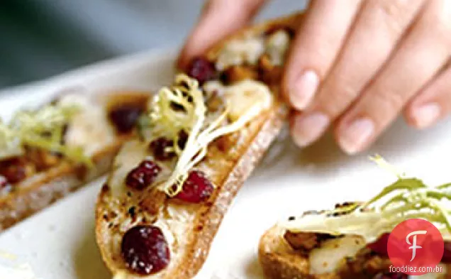 Salada Frisée com queijo azul, noz e cranberry Crostini