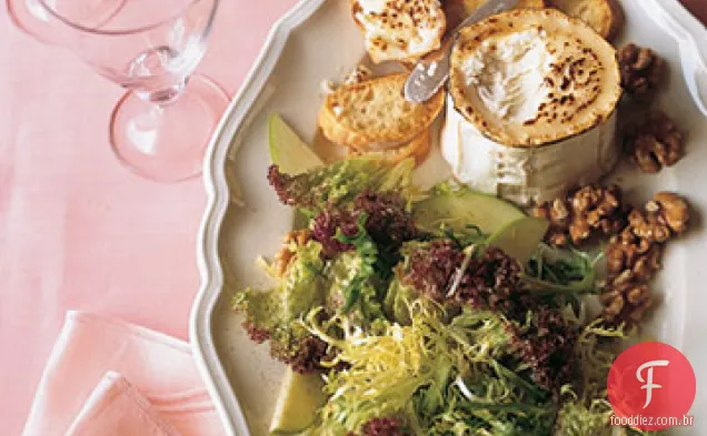 Frisee e salada de maçã verde com torradas de queijo de cabra