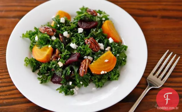 Salada de couve e beterraba assada com molho balsâmico de bordo