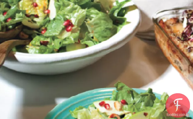 Salada de alface escarola e manteiga com sementes de romã e avelãs
