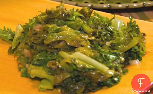 Escarola refogada com chalotas e óleo de pimenta quente
