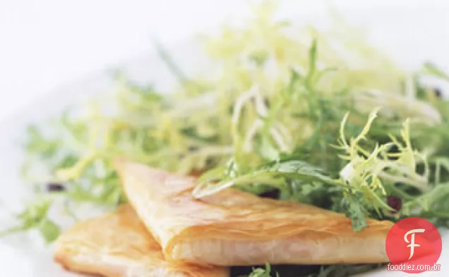 Queijo de cabra e pimenta vermelha triângulos Phyllo com salada de Frisée de azeitona