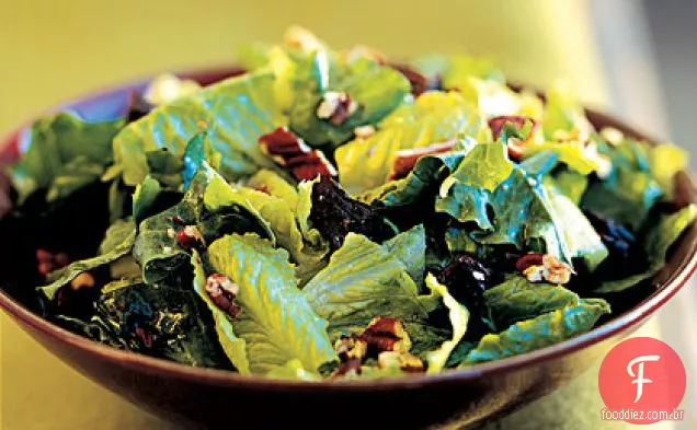 Salada verde misturada com ameixas secas e nozes torradas