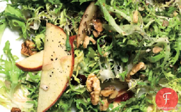 Salada de Frisée e maçã com cerejas secas e nozes