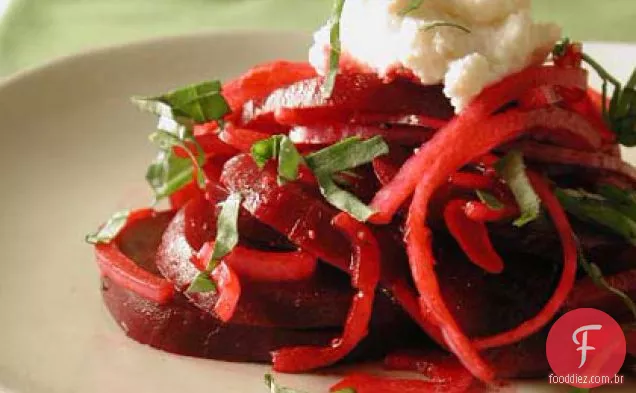 Salada de beterraba e cebola roxa com cobertura de ricota-Provolone
